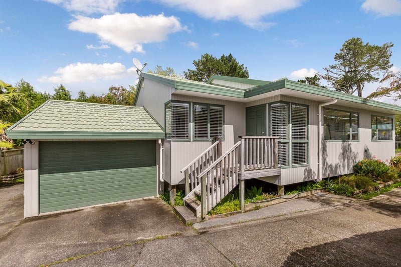 15A Firle Place, Green Bay, Auckland - Carousel 2