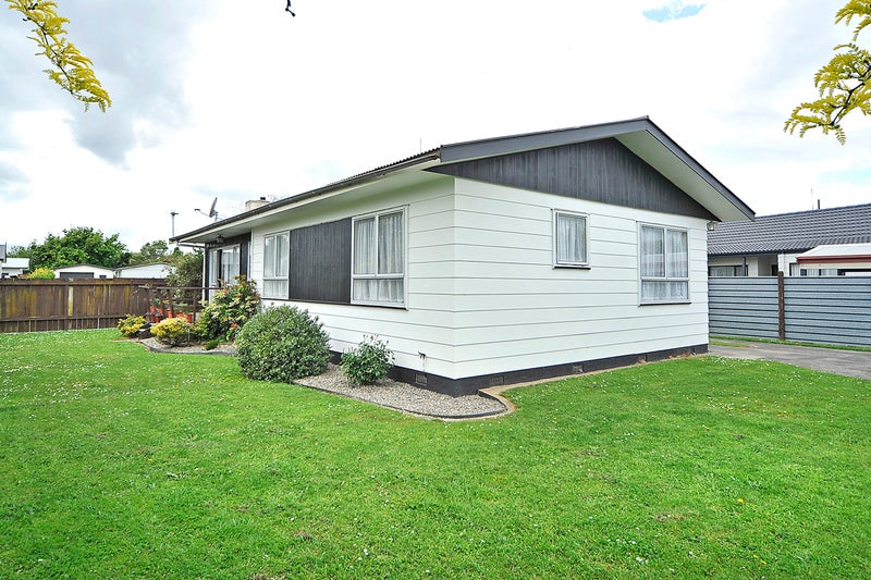 4 Willowstream Grove, Cloverlea, Palmerston North - Carousel 1