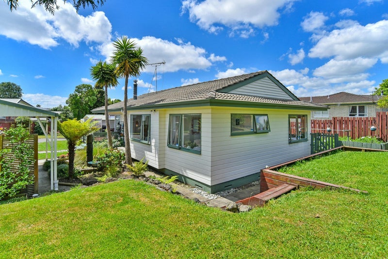11 Lakeside Drive, Pahurehure, Papakura - Carousel 1