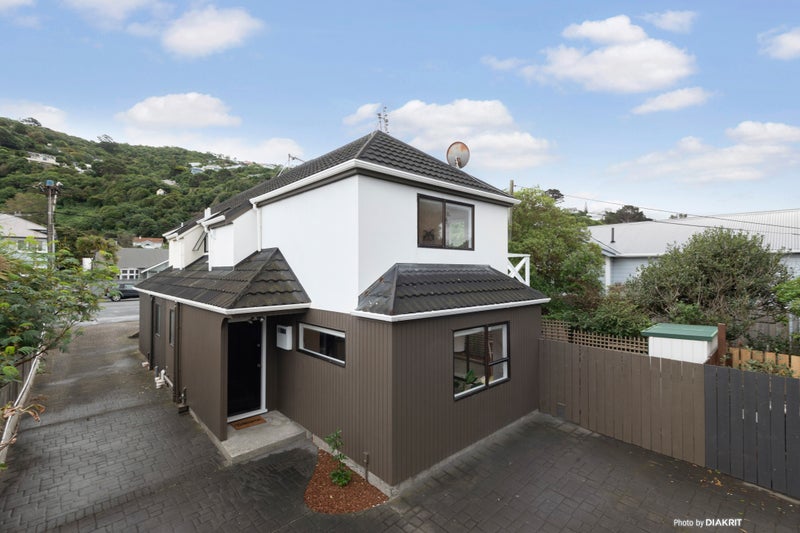 2/163 Queens Drive, Lyall Bay, Wellington - Carousel 1
