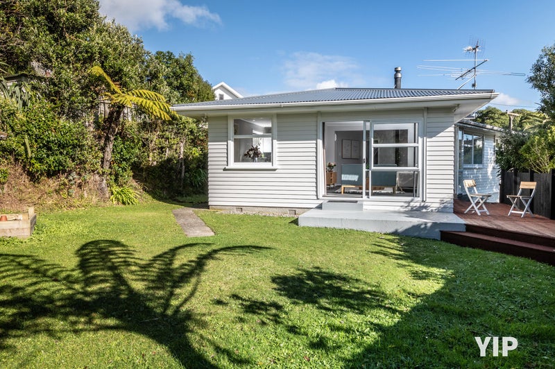 82 Catherine Crescent, Paparangi, Wellington - Carousel 1