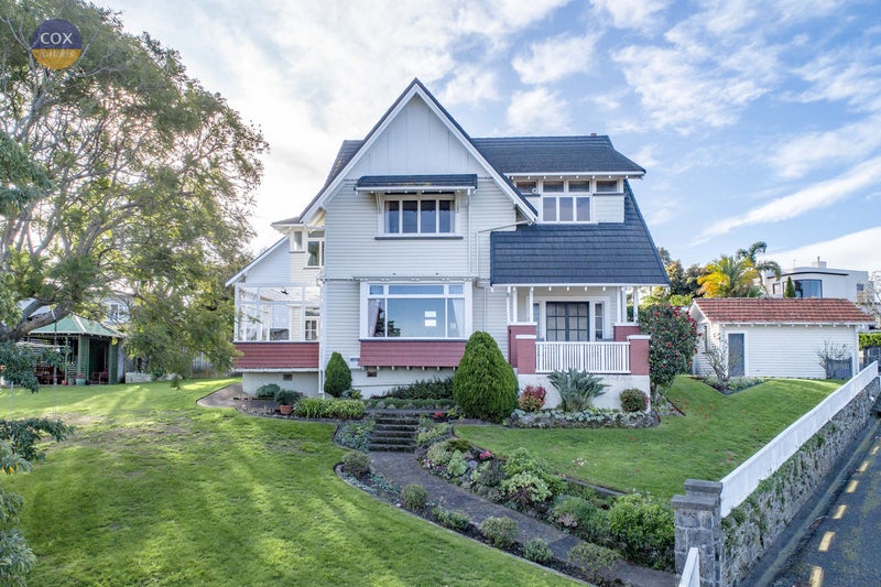 2 Gladstone Road, Bluff Hill, Napier - Carousel 1