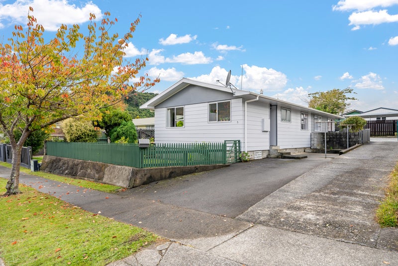 1/5 Crystal Grove, Birchville, Upper Hutt - Carousel 1