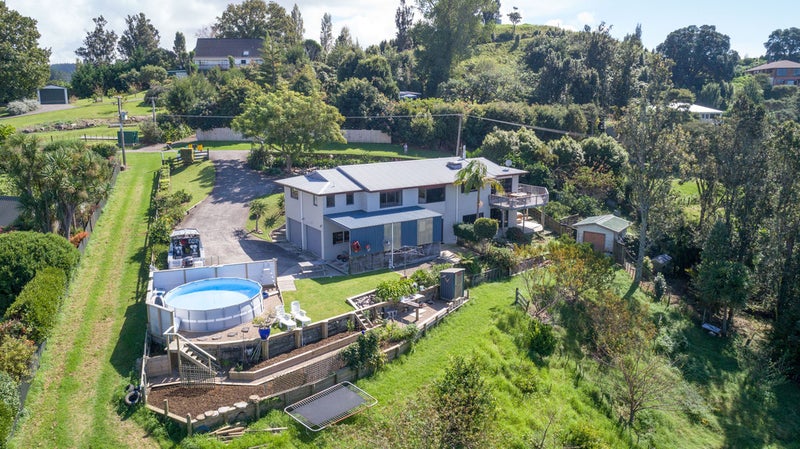 8 Brenton Place, Whangamatā - Carousel 2