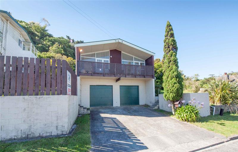 6 Longcroft Terrace, Newlands, Wellington - Carousel 2