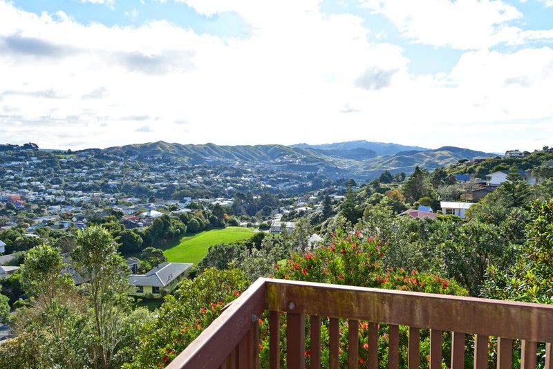 8 Sloane Terrace, Newlands, Wellington - Carousel 2