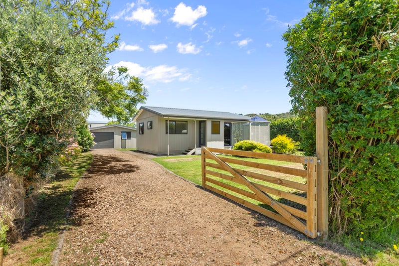 27 Rata Street, Oneroa, Waiheke Island - Carousel 1