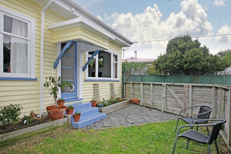 147 Queens Drive, Lyall Bay, Wellington - Carousel 1