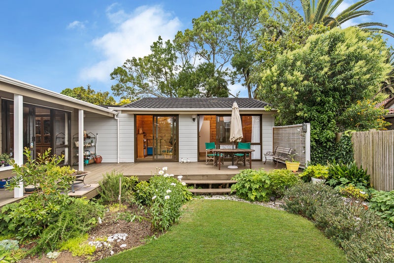 13 Coulthard Terrace, Opaheke, Papakura - Carousel 1