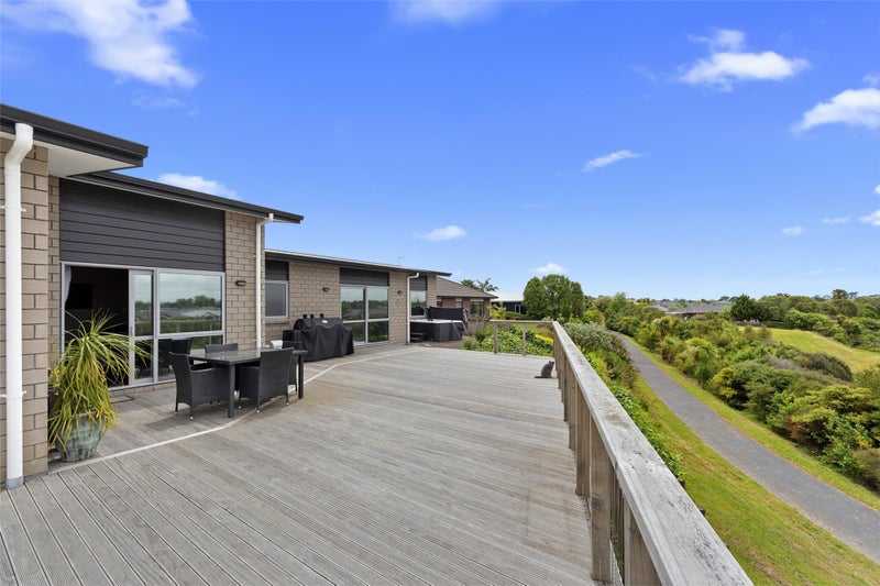 32 Magellan Rise, Flagstaff, Hamilton - Carousel 1