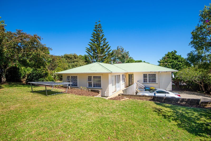 92 Castor Crescent, Cannons Creek, Porirua - Carousel 1