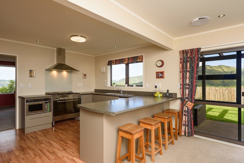 31 Satara Crescent, Khandallah, Wellington - Carousel 2