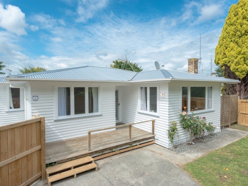 35 Collins Road, Melville, Hamilton - Carousel 1