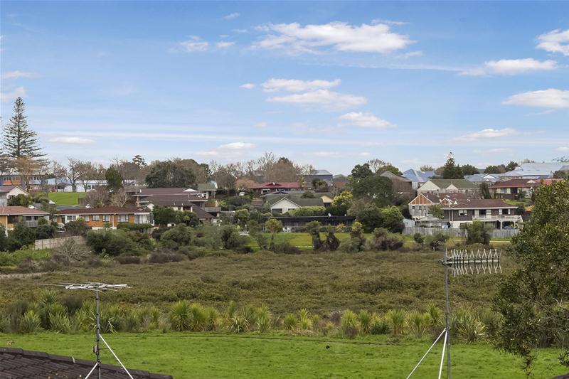 16 Birman Close, Half Moon Bay, Auckland - Carousel 1