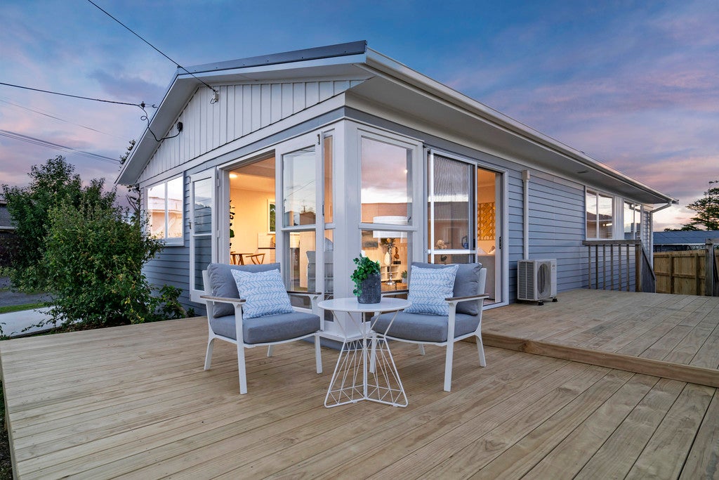 18 Tramway Road, Beach Haven, Auckland - Carousel 1