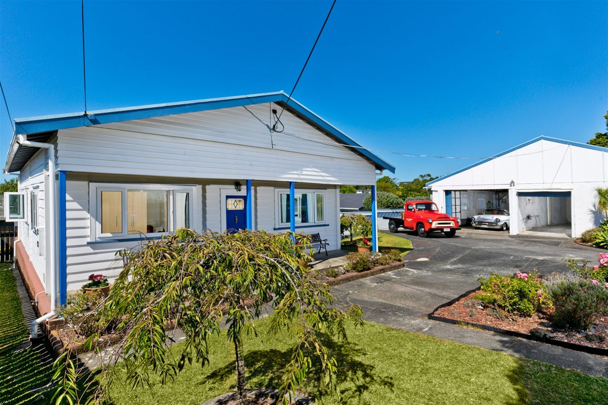 94 Awaroa Road, Sunnyvale, Auckland - Carousel 1