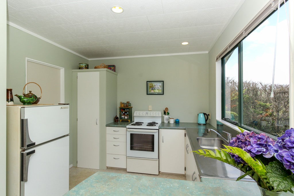 8 Hobart Drive, Spotswood, New Plymouth - Carousel 2