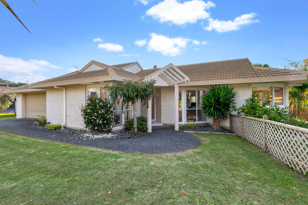12 Taupiko Place, Green Bay, Auckland - Carousel 1