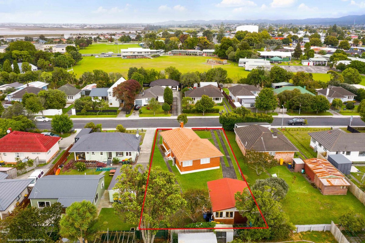 21 Hereford Street, Te Atatu Peninsula, Auckland - Carousel 2