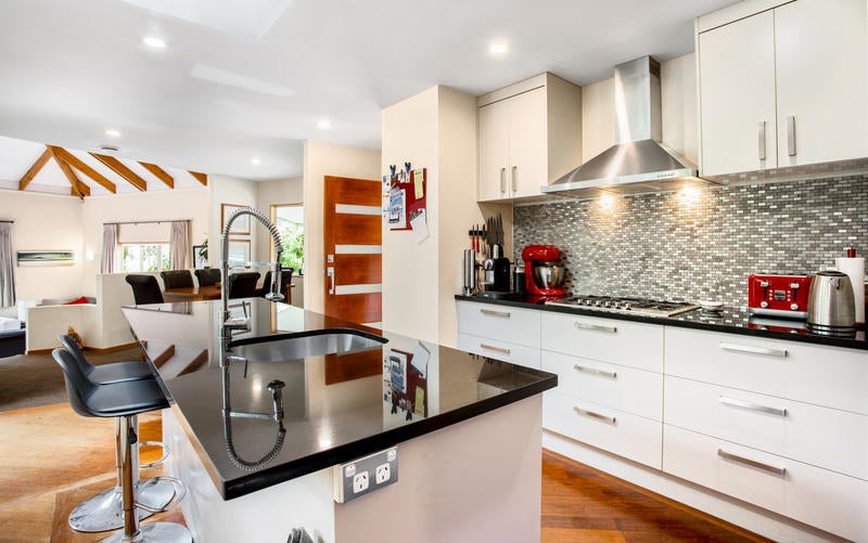 10 Tui Crescent, Waiatarua, Auckland - Carousel 2
