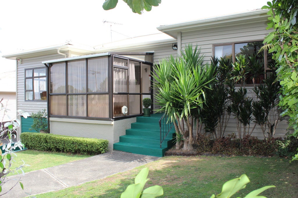 12 Vinter Terrace, Mount Albert, Auckland - Carousel 1