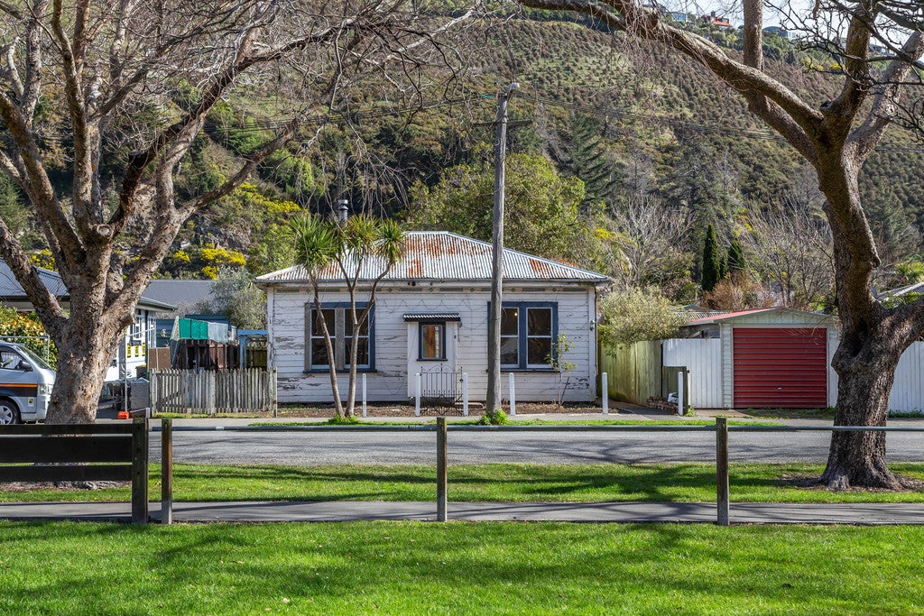 4 Saint Leonards Square, Sumner, Christchurch - Carousel 2
