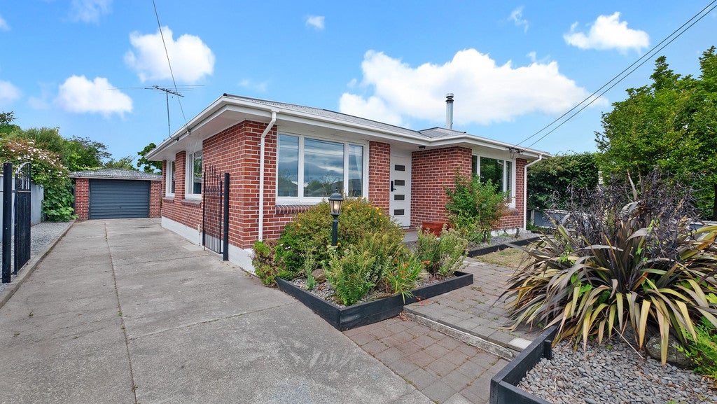 12 Manor Place, Bryndwr, Christchurch - Carousel 1