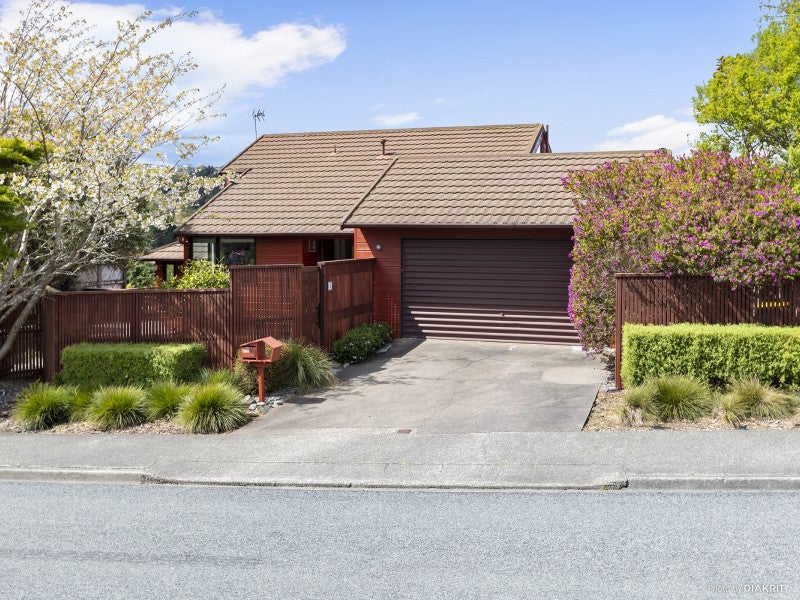 8 Burbank Crescent, Churton Park, Wellington - Carousel 2