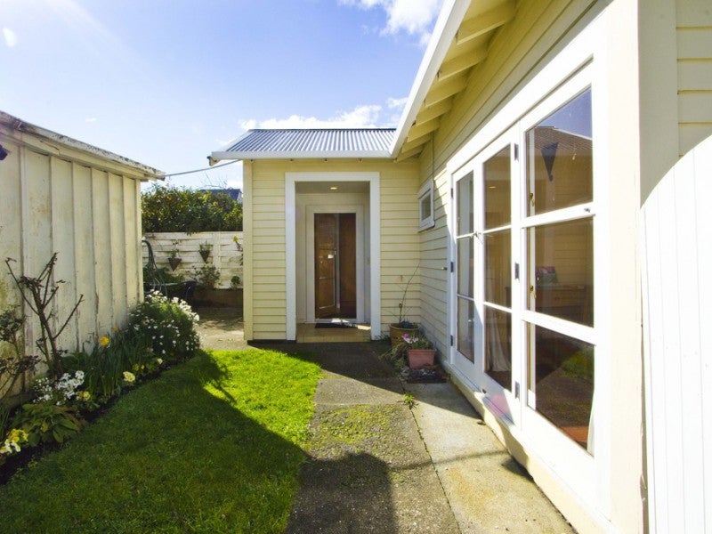 2 Kauri Street, Eastbourne, Lower Hutt - Carousel 19