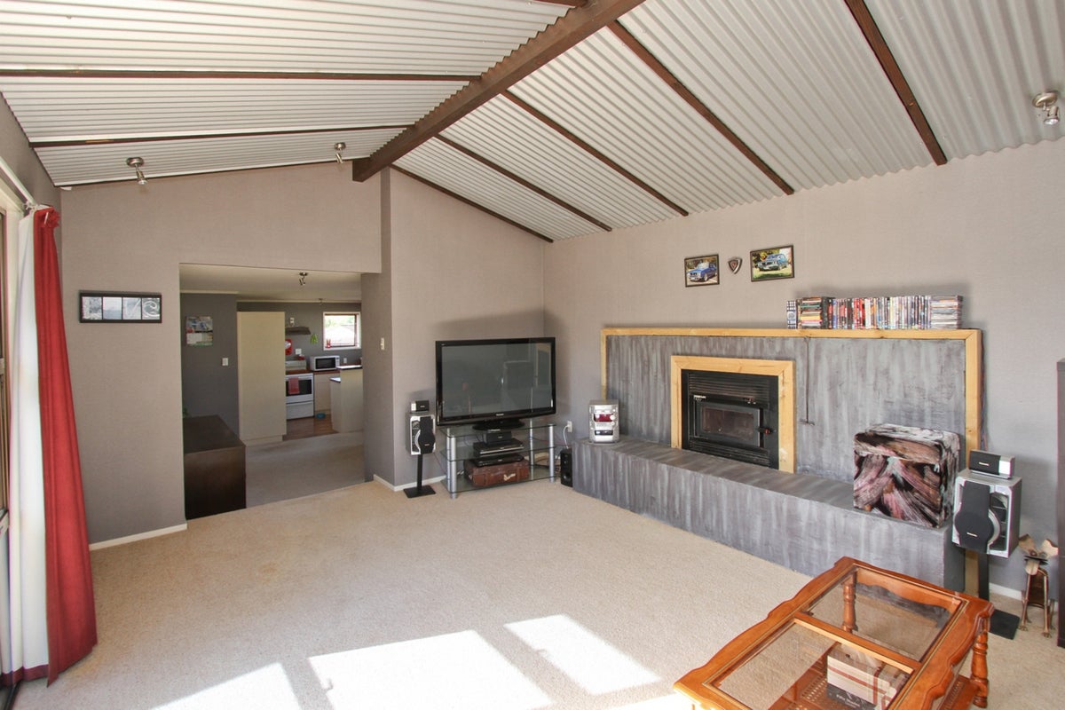 11 Exeter Street, Glenview, Hamilton - Carousel 2