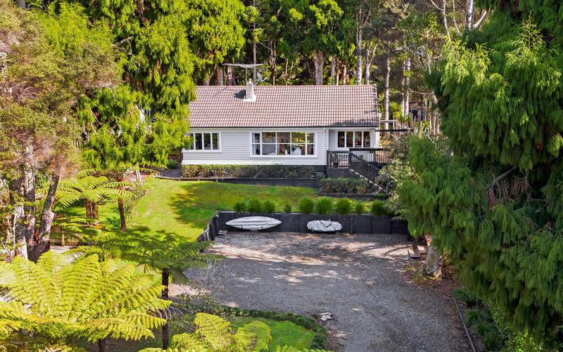 8 Sylvan Valley Avenue, Titirangi, Auckland - Carousel 1