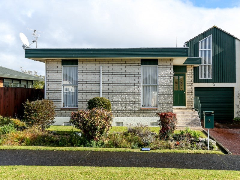 5A Riversdale Drive, Merrilands, New Plymouth - Carousel 1