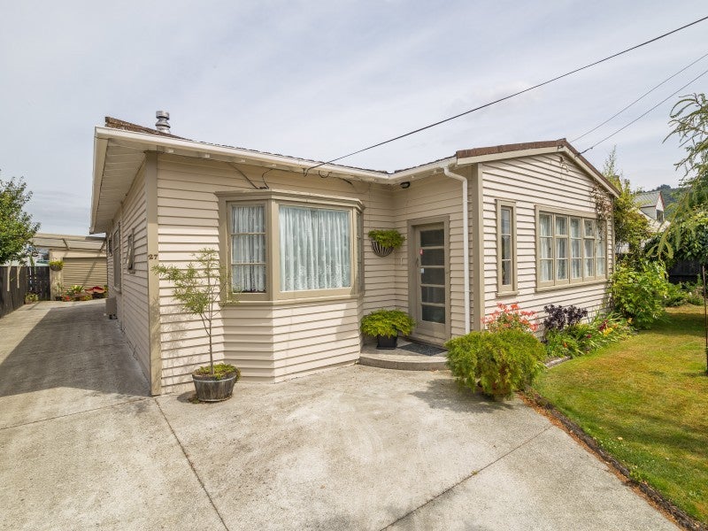 27 Henry Street, Ebdentown, Upper Hutt - Carousel 1