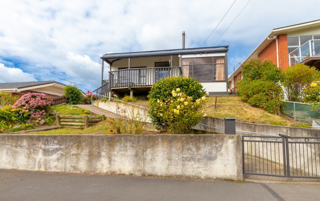 15 Caversham Place, Caversham, Dunedin - Carousel 1