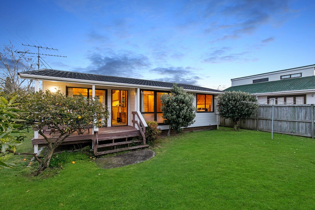 2/13 Vivian Wilson Drive, Eastern Beach, Auckland - Carousel 2