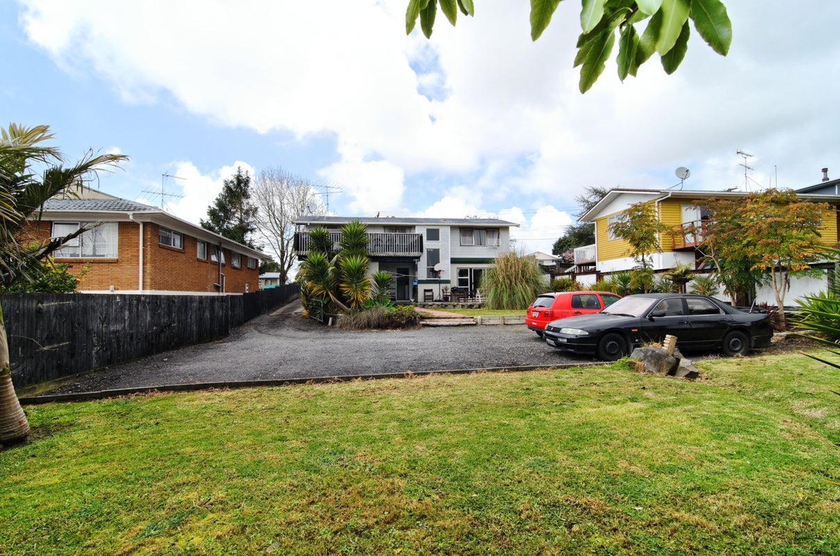 61 Lincoln Park Avenue, Massey, Auckland - Carousel 2