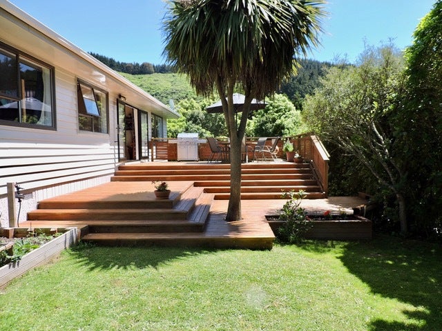 86 Larsen Crescent, Tawa, Wellington - Carousel 21