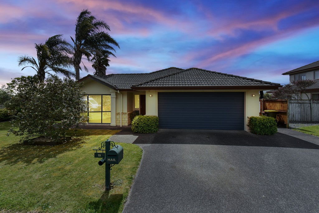 19 Fergy Crescent, Wattle Downs, Auckland - Carousel 1