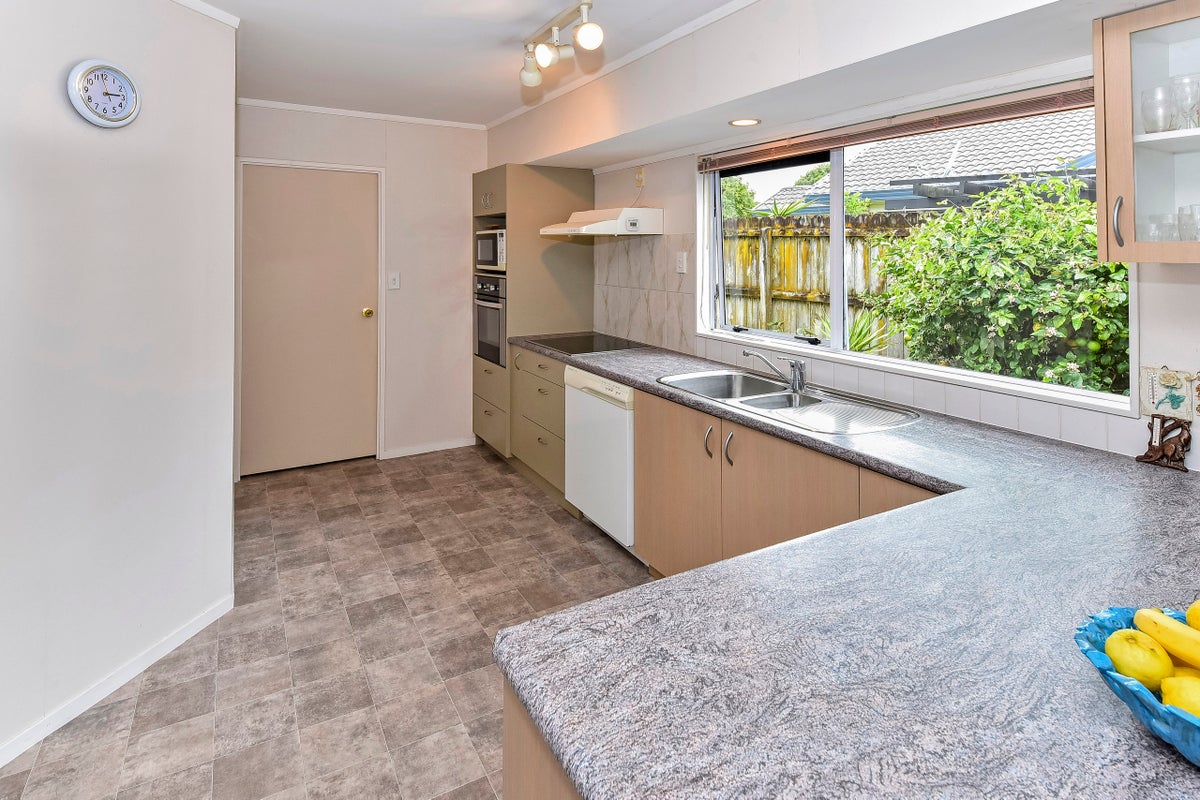 8A Sheriff Place, Randwick Park, Auckland - Carousel 1
