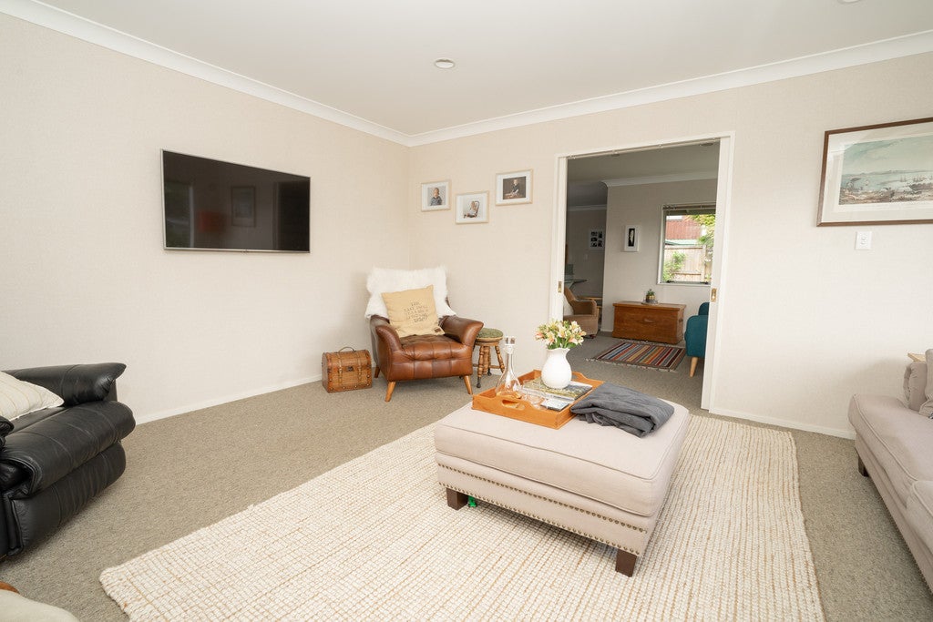 9 Oregon Crescent, Glenview, Hamilton - Carousel 2