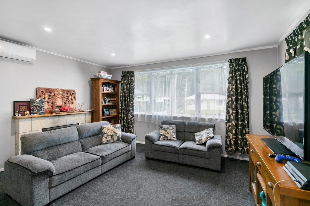 9 Shackleton Grove, Stokes Valley, Lower Hutt - Carousel 2