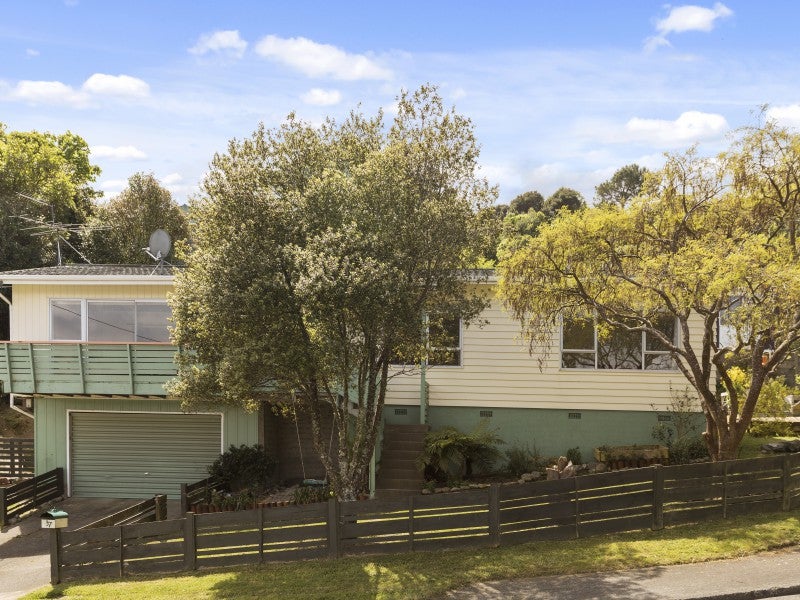 37 Manor Drive, Stokes Valley, Lower Hutt - Carousel 1