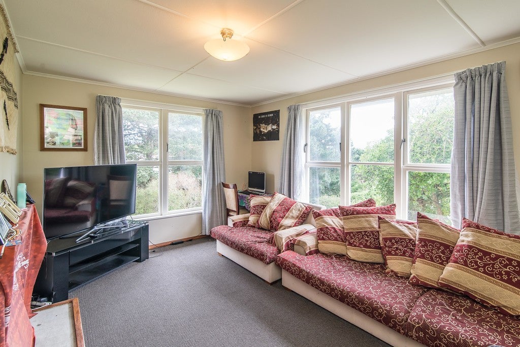 10 Cornwall Crescent, Cannons Creek, Porirua - Carousel 2