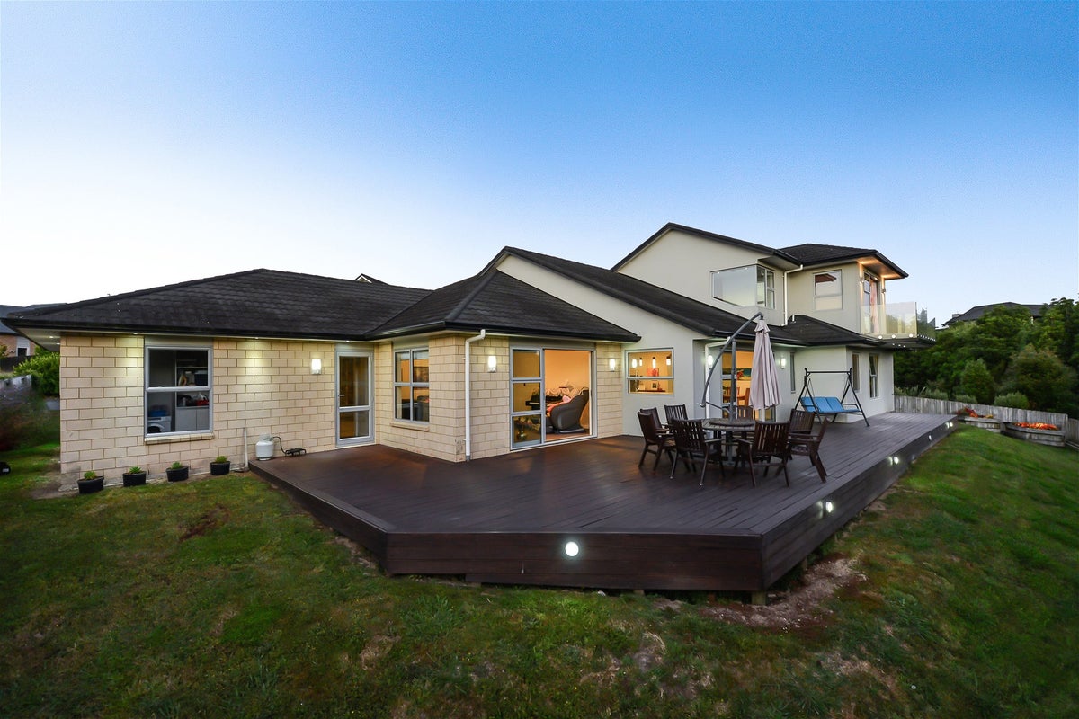 8 Trent Lane, Flagstaff, Hamilton - Carousel 2