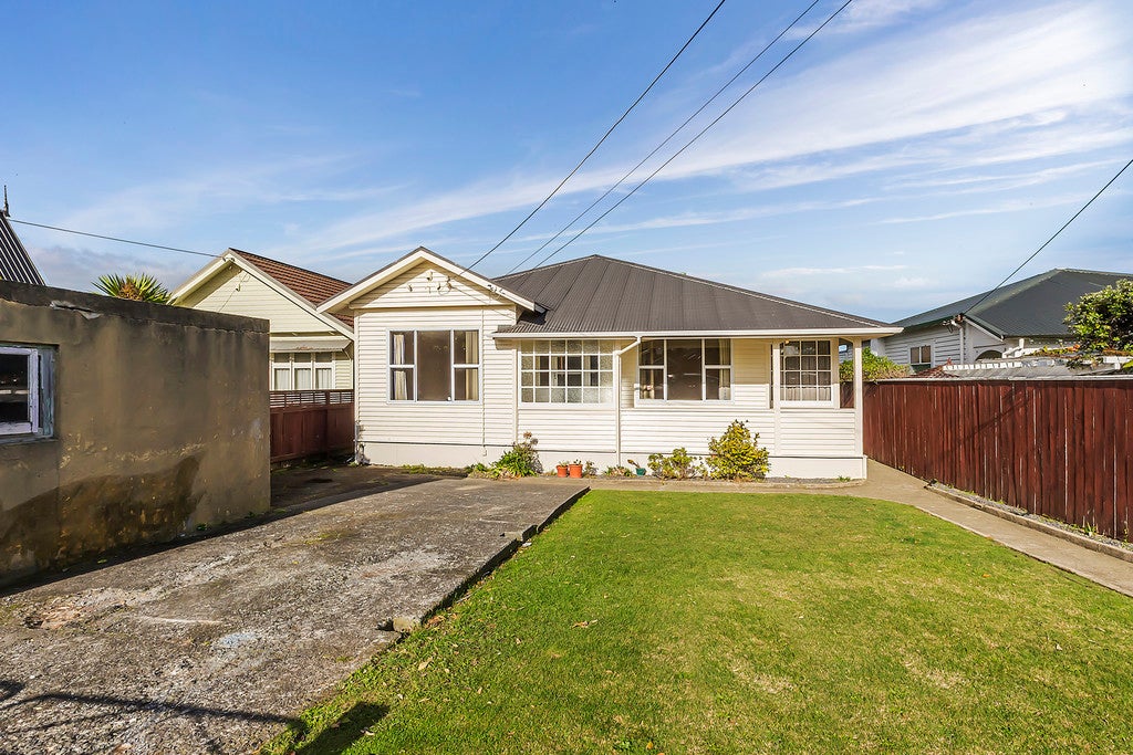 26 Apu Crescent, Lyall Bay, Wellington - Carousel 1