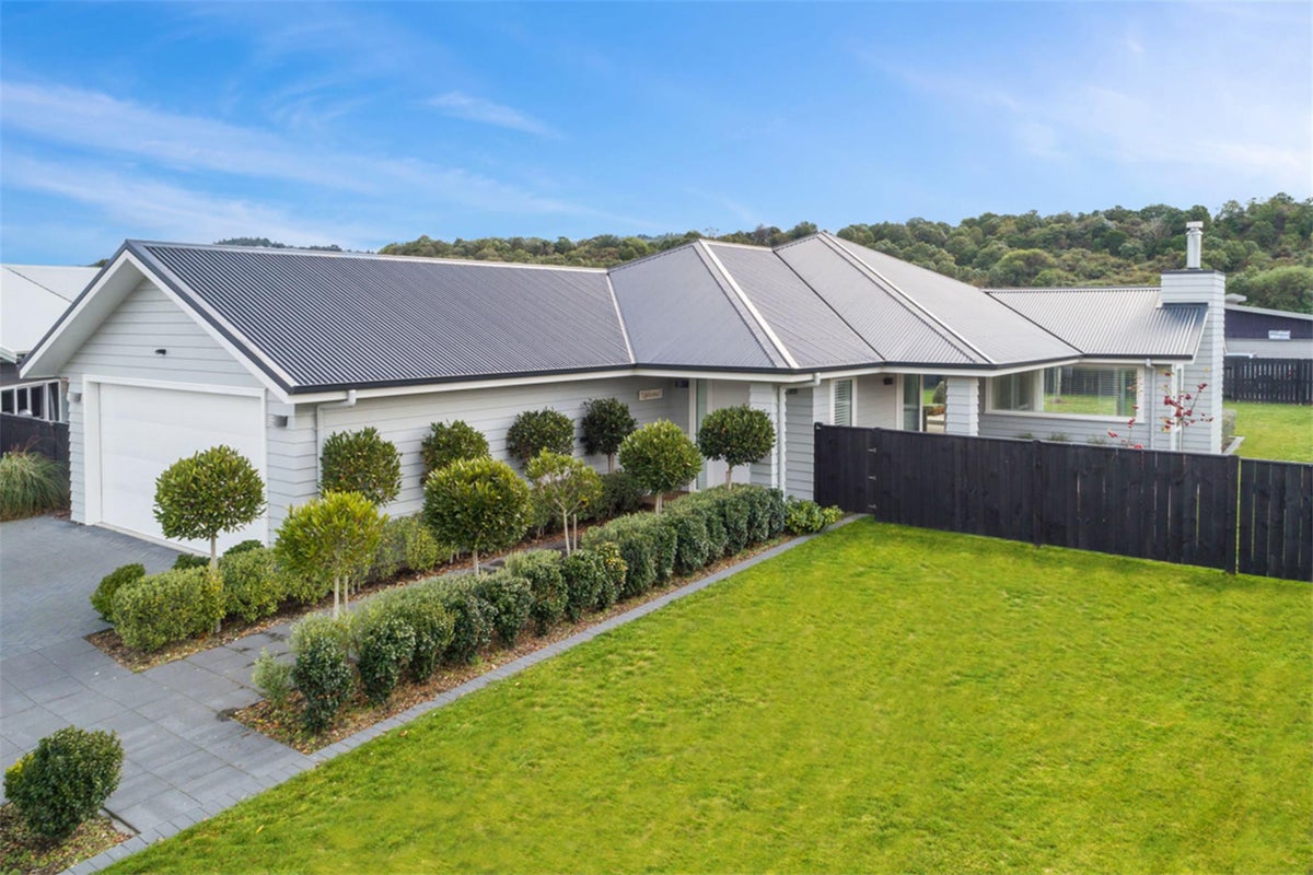58 Montgomery Crescent, Kinloch, Taupo - Carousel 1