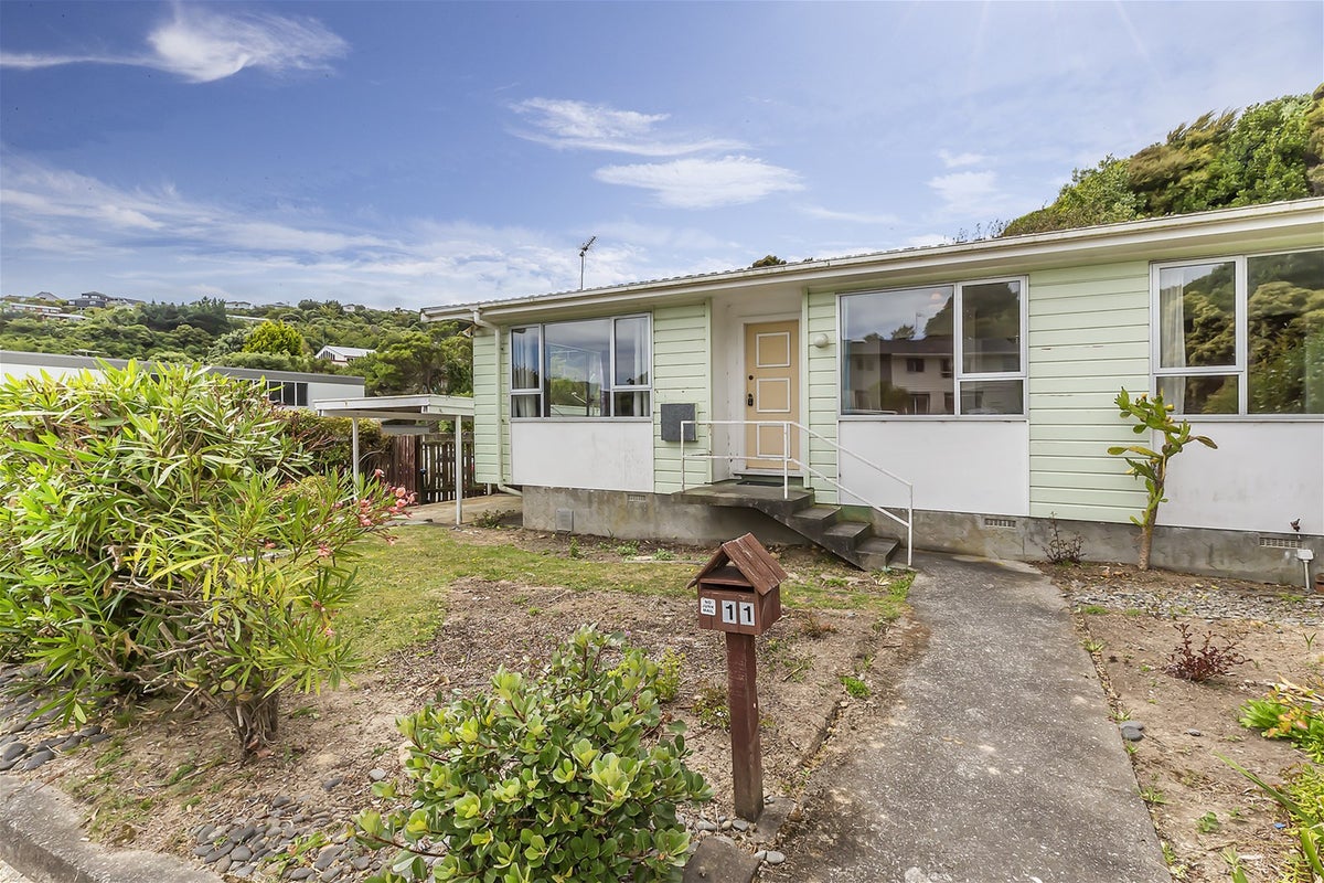 11 Yarrow Place, Papakowhai, Porirua - Carousel 1