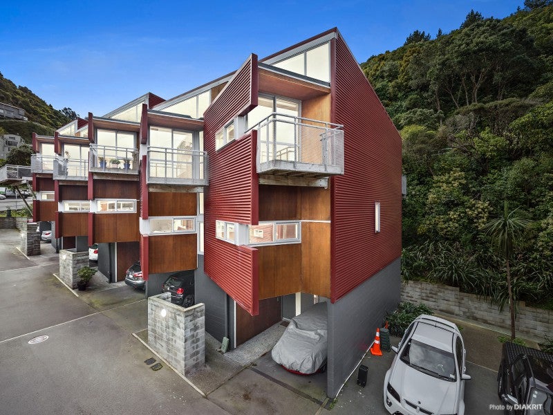 6/2 Onslow Road, Khandallah, Wellington - Carousel 1