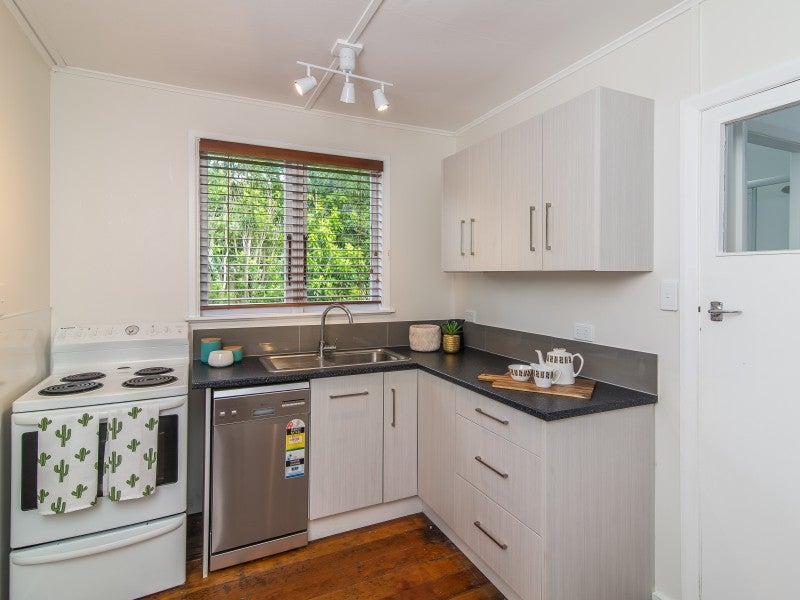 33 Renown Road, Raumati South, Paraparaumu - Carousel 2