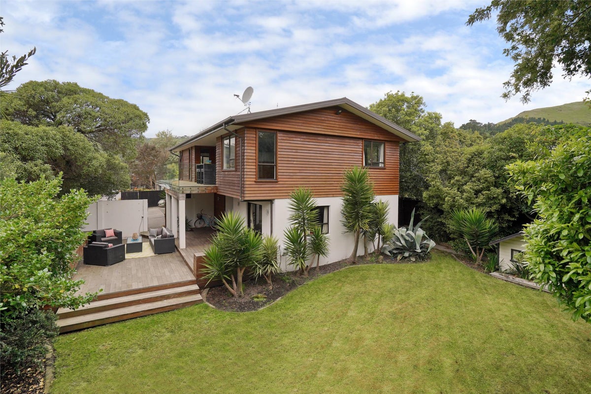 19 Laing Crescent, Heathcote Valley, Christchurch - Carousel 1